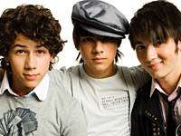 Ve skupin Jonas Brothers(JB) jsou