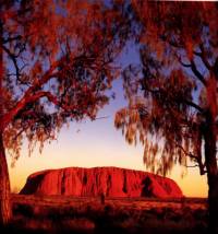 Strednú časť Austrálie pokrývajú rozľahlé púšte s jednotlivými pohoriami a samostatnými vrchmi, akým je napríklad slávny obrovský monolit Uluru, známy aj ako: (náhled)