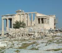 Na kterém chrámu v athénské akropoli tyto sochy najdeme? (náhled)