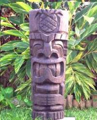 Jak se nazývají takovéto vytesávané sošky, blízké příbuzné Moai? (náhled)