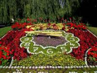 Květinové hodiny na obrázku jsou symbolem lázeňského města: (náhled)