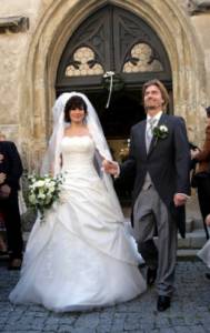 Nevěstu z fotografie č.3 herečku Jitku Čvančarovou jste jistě poznali. Jak se jmenuje ženich z fotografie č.3 a jak se jmenuje jejich dcera? (náhled)
