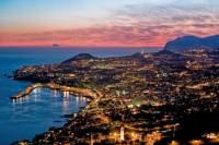 Letovisko Funchal, které vidíte na fotografii, leží na ostrově: (náhled)