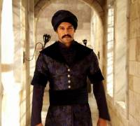 Je na fotografii č.12 velkovezír a sultánův přítel Ibrahim Paşa ze seriálu "Velkolepé století"/"Sultán" ?  (náhled)