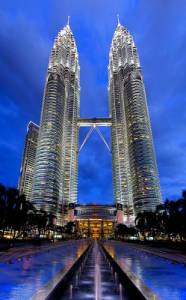 Administrativní budova TWIN TOWERS (Dvojčata) na fotografii č.10 se se svoji výškou 452 m řadí k nejvyšším stavbám světa. Díky vyhlídkovému mostu, který ve výšce 170 m spojuje obě věže, je i turistickou atrakcí. Mrakodrapy jsou sídlem: (náhled)