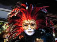 Benátky začali pořádat obří karnevali, ve kterých lidé symbolicky ohovářeli vládu a nikdo jim nemohl nic provést. Víš kolik stojí v součastnosti taková prúmnerná maska? (náhled)