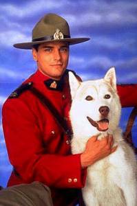 Je na fotografii .11 konstbl Krlovsk kanadsk jzdn policie Benton Fraser se svm psem Diefenbakerem ze serilu "Smr jih"? (nhled)