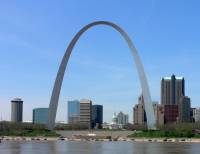 U kterého města se stékají řeky Mississippi a Missouri? Město bylo v roce 1904 dějištěm historicky třetích letních olympijských her. Nachází se zde Gateway Arch (na obr.). (náhled)