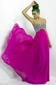 Odstín barvy plesových šatů, které má oblečené modelka na fotografii č.10 má název: (náhled)
