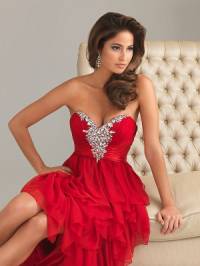 Odstín červených šatů, které má oblečené modelka na fotografii č.5 má název: (náhled)