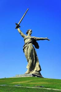 Monumentální socha na obrázku č.13, která je symbolem bojů 2. světové války a porážky německé armády, patří k nejznámějším sochám v Evropě. Je dokonce 2. největší sochou v Evropě a největší sochou ženy na světě. Označte její správný název: (náhled)