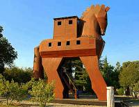 Moderní socha Trojského koně na obrázku č.17 stojí dnes jako turistická atrakce na území starověké Troje. Na území kterého dnešního státu se starověká Troja rozkládala? (náhled)