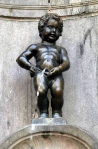 Pod jakým názvem je známa socha čůrajícího chlapečka na obrázku č.3? (náhled)