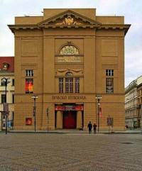 Jak se původně jmenovala empírová stavba, dnes Divadlo Hybernia v Praze, na obrázku č.15? (náhled)
