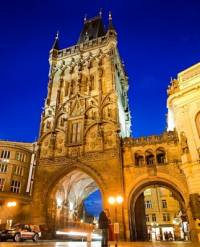 Jaká historická stavba v Praze, která prošla v období romantismu rekonstrukcí a novogotickou dostavbou, je na fotografii č.4? (náhled)