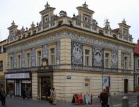Lékárna „U Zlaté koruny“ na fotografii č.16 je historickou novorenesanční památkou ve městě: (náhled)