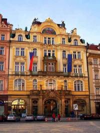 Reprezentativní budova v Praze na obrázku č.10, která je ukázkou přechodu mezi novobarokem a secesí, byla původně postavena jako: (náhled)