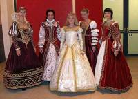 Do šatů na fotografii č.12 se ženy oblékaly v historickém období: (náhled)