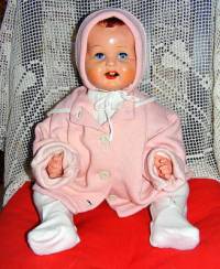 Z kterých let 20. století pochází panenka-miminko na obrázku č.9? (náhled)