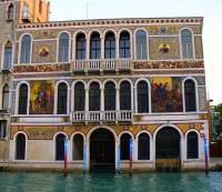 Jak se jmenuje jeden z nejkrásnějších benátských paláců na fotografii č.11? (náhled)