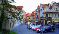 Která významná pražská ulice s historickými domy je na fotografii č.15? (náhled)