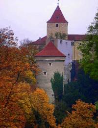Věž stojící v areálu Pražského hradu na fotografii č.10 NÍŽE VEPŘEDU se jmenuje: (náhled)