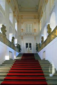 Nyní navštívíme několik významných interiérů Pražského hradu. První zastávkou je reprezentativní schodiště na obrázku č.11. Jak se schodiště nazývá? (náhled)
