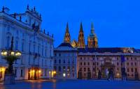 Jak se jmenuje prostranství před areálem Pražského hradu na fotografii č.1? (náhled)