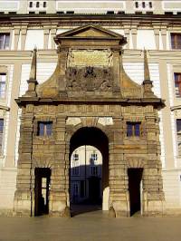 Součástí Pražského hradu je i historická stavba na obrázku č.2. Jak se stavba jmenuje?	 (náhled)