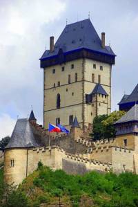 Nad stejnojmenným městečkem se vypíná věž hradu na fotografii č.2. Jak se hrad jmenuje? (náhled)