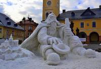 Socha Krakonoše na obrázku č.19, která je vytvořena ze sněhu, je symbolem města: (náhled)