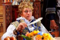 Je na obrázku č.3 princ Dobromil, rozmazlený jedináček a budižkničemu, kterému všichni kromě královských rodičů říkají „Truhlík“ v televizní pohádce „O princi Truhlíkovi“? (náhled)