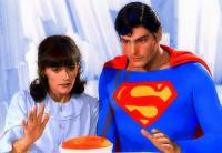 Je na obrzku .6 Kal-el z planety Krypton, kter se jako miminko dostal na Zemi, kde se ho ujali manel Kentovi. Ji v dtstv pozoroval, e m mimodn schopnosti, kter s pibvajcmi lty slili  superzrak, , supersluch, superslu a je tm nezraniteln. Pestoe m tyto neobyejn schopnosti, zane pracovat jako novin Clark Kent v denku Daily Planet, kde se seznm s pohlednou kolegyn Lois Laneovou, kter se stane jeho dobrou kamardkou  na obrzku .6. Vedle zamstnn novine vyuv i sv nadpirozen schopnosti. Jako Superman um i ltat. Vechny svoje schopnosti vyuv veejn, pi pomoci lidem. Okouzl tm Lois Laneovou, kter se stane jeho ptelkyn ve filmu Superman? (nhled)