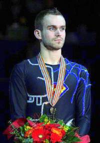 Jaké národnosti je bývalý výborný krasobruslař, dvojnásobný evropský bronzový medailista z let 2007 a 2009 Kevin van der Perren na fotografii č.22? (náhled)