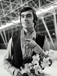 A)  Na kterých ZOH získal československý krasobruslař Ondrej Nepela na obrázku č.2 olympijskou medaili?  B)  Jakou medaili získal? (náhled)