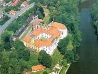 Na obrázku vidíme Sázavský zámek (původně se jednalo o klášter), a já se ptám, ve kterém roce byl klášter (dnes norenesanční zámek) založen? (náhled)