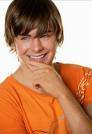 Jak se jmenuje herec který hraje ve seriálu High School Musical Troye Bolthona?